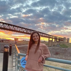 Meet your Posher, Hallie